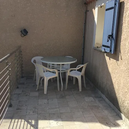 Nyaraló Pretty With Pool In Cavaillon, Beautiful View On The Luberon Mountains, 4 People. Cavaillon